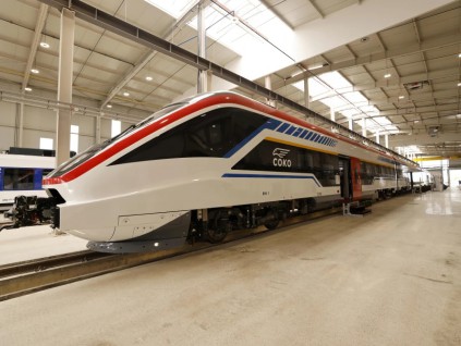 中国高铁首次进入欧洲 匈塞高铁动车组在塞尔维亚亮相